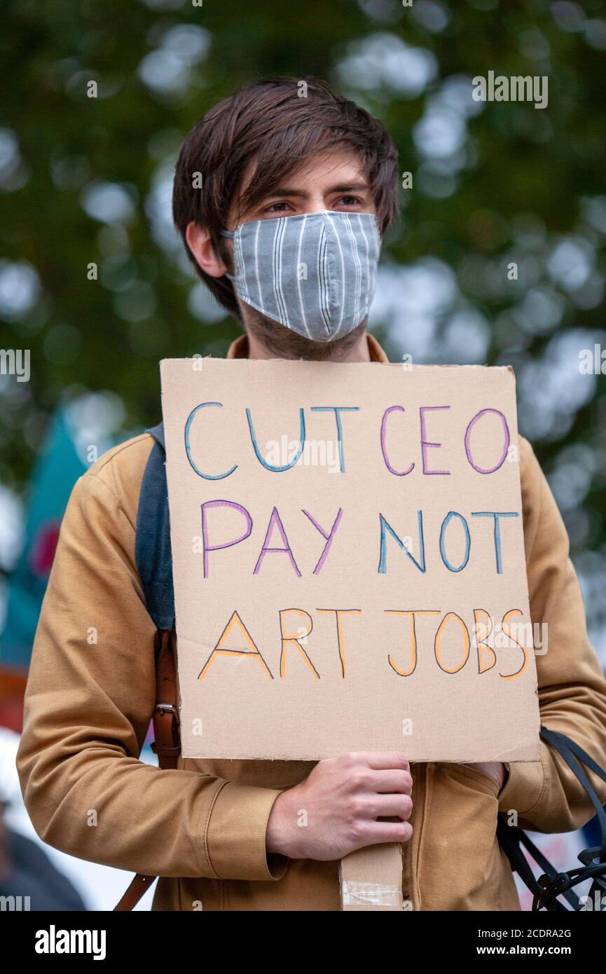 London, Großbritannien. August 2020. Demonstranten demonstrieren vor der Southbank. Die heutige Aktion ist Teil einer umfassenderen Kampagne von Tate-Mitarbeitern und -Unterstützern, aus Protest gegen die Kürzung von 313 Arbeitsplätzen durch Tate Enterprises aufgrund der COVID-19-Pandemie. Quelle: Neil Atkinson/Alamy Live News. Stockfoto