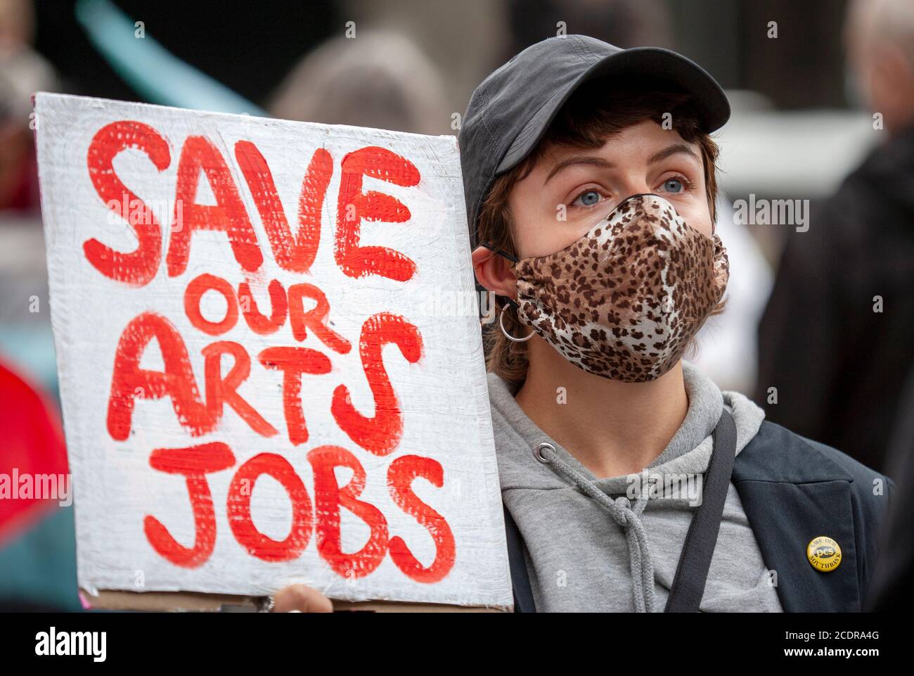 London, Großbritannien. August 2020. Demonstranten demonstrieren vor der Southbank. Die heutige Aktion ist Teil einer umfassenderen Kampagne von Tate-Mitarbeitern und -Unterstützern, aus Protest gegen die Kürzung von 313 Arbeitsplätzen durch Tate Enterprises aufgrund der COVID-19-Pandemie. Quelle: Neil Atkinson/Alamy Live News. Stockfoto London, Großbritannien. August 2020. Demonstranten demonstrieren vor der Southbank. Die heutige Aktion ist Teil einer umfassenderen Kampagne von Tate-Mitarbeitern und -Unterstützern, aus Protest gegen die Kürzung von 313 Arbeitsplätzen durch Tate Enterprises aufgrund der COVID-19-Pandemie. Quelle: Neil Atkinson/Alamy Live News. Stockfoto