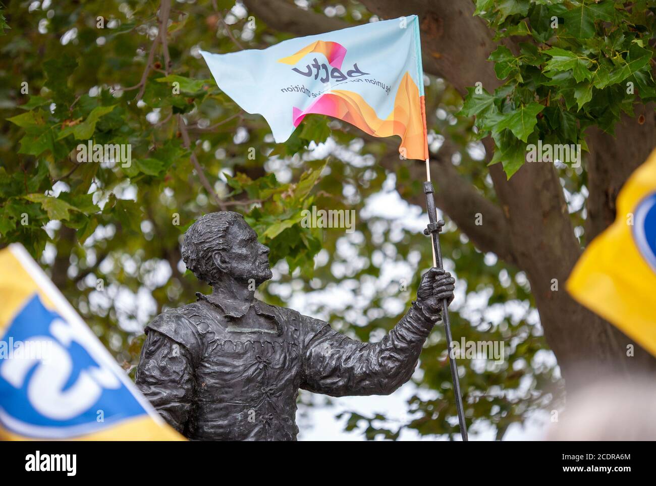 London, Großbritannien. August 2020. Demonstranten demonstrieren vor der Southbank. Die heutige Aktion ist Teil einer umfassenderen Kampagne von Tate-Mitarbeitern und -Unterstützern, aus Protest gegen die Kürzung von 313 Arbeitsplätzen durch Tate Enterprises aufgrund der COVID-19-Pandemie. Quelle: Neil Atkinson/Alamy Live News. Stockfoto