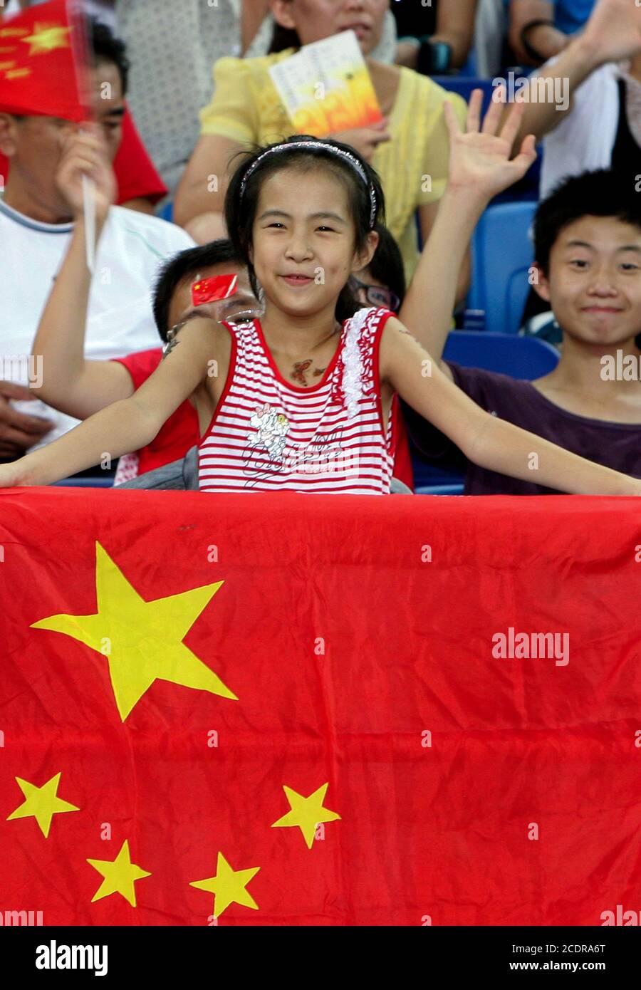 Junge chinesische Fans bei einem Olympischen Spiel 2008 im TJ Olympic Center Stadium zwischen Kanada und China am 9. August 2008 in Tianjin China. Die Matte Stockfoto
