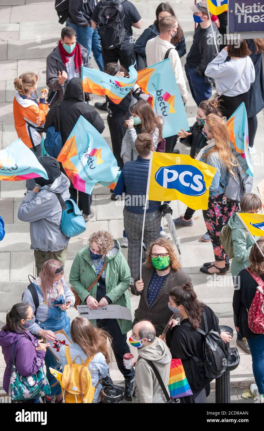 London, Großbritannien. August 2020. Demonstranten demonstrieren vor der Southbank. Die heutige Aktion ist Teil einer umfassenderen Kampagne von Tate-Mitarbeitern und -Unterstützern, aus Protest gegen die Kürzung von 313 Arbeitsplätzen durch Tate Enterprises aufgrund der COVID-19-Pandemie. Quelle: Neil Atkinson/Alamy Live News. Stockfoto