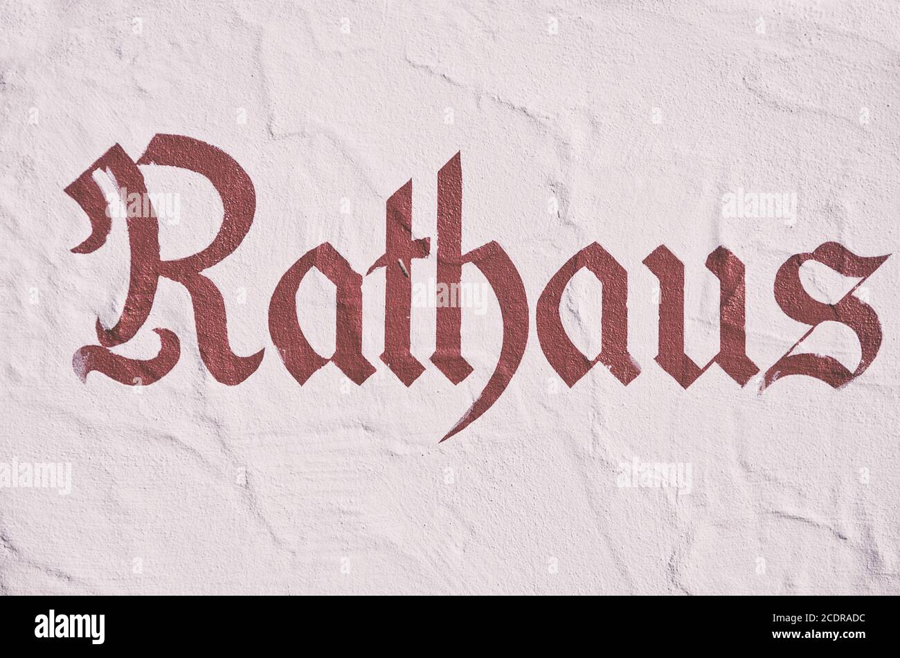 Wandmalerei mit dem Schriftzug RATHAUS in rot. Stockfoto
