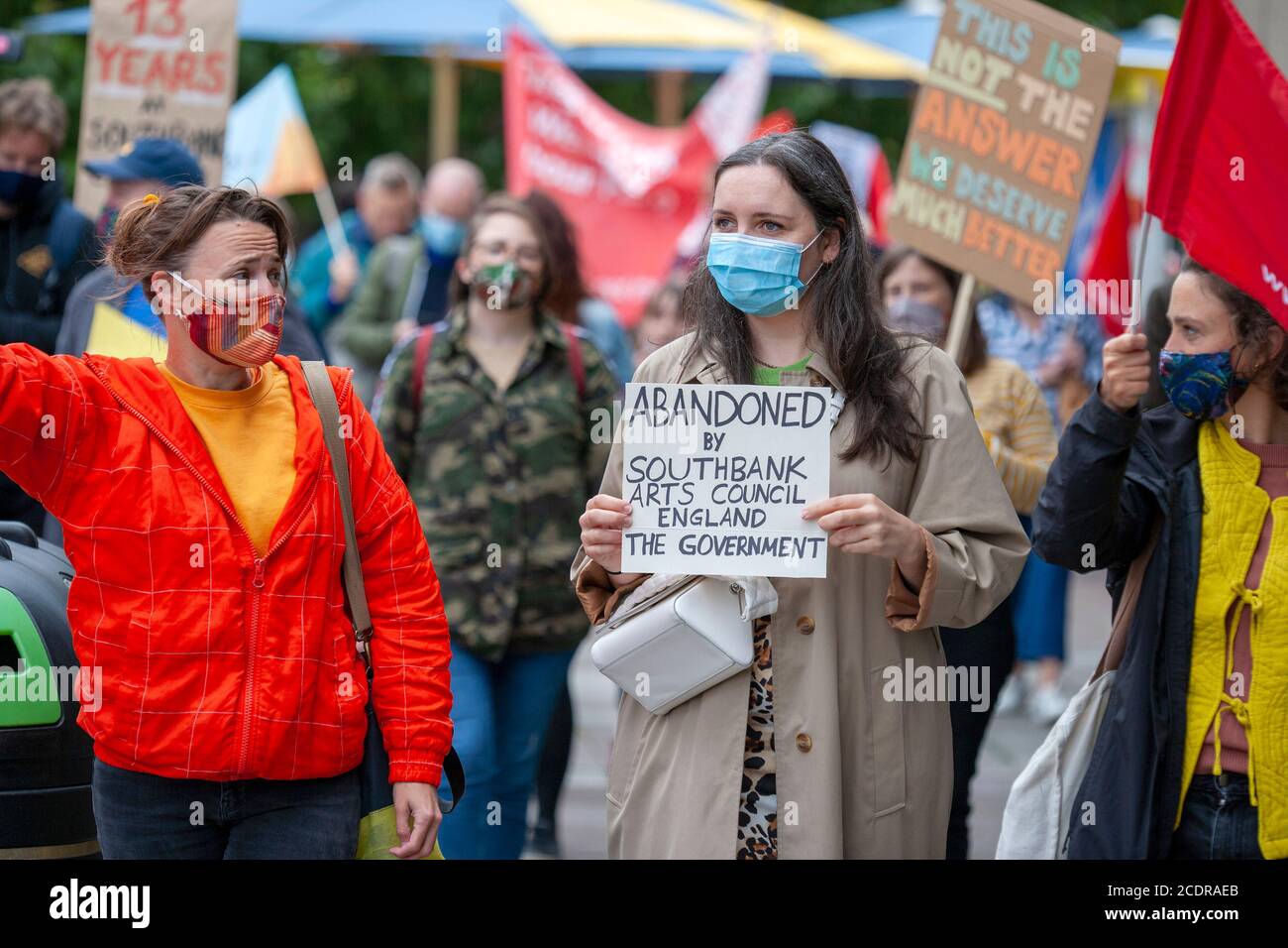 London, Großbritannien. August 2020. Demonstranten demonstrieren vor der Southbank. Die heutige Aktion ist Teil einer umfassenderen Kampagne von Tate-Mitarbeitern und -Unterstützern, aus Protest gegen die Kürzung von 313 Arbeitsplätzen durch Tate Enterprises aufgrund der COVID-19-Pandemie. Quelle: Neil Atkinson/Alamy Live News. Stockfoto