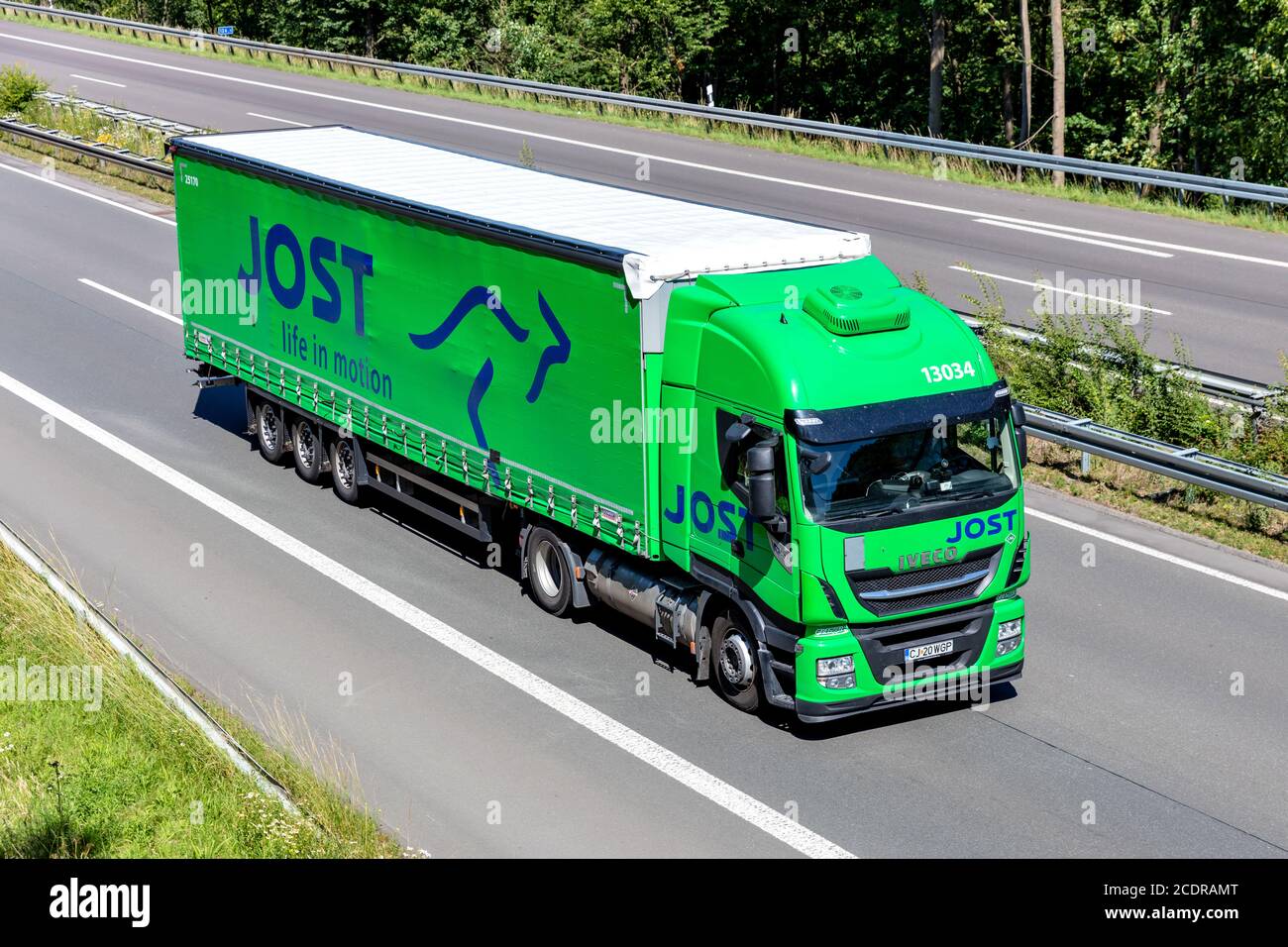 Jost Iveco Stralis LKW mit Curtainside Anhänger auf der Autobahn. Stockfoto