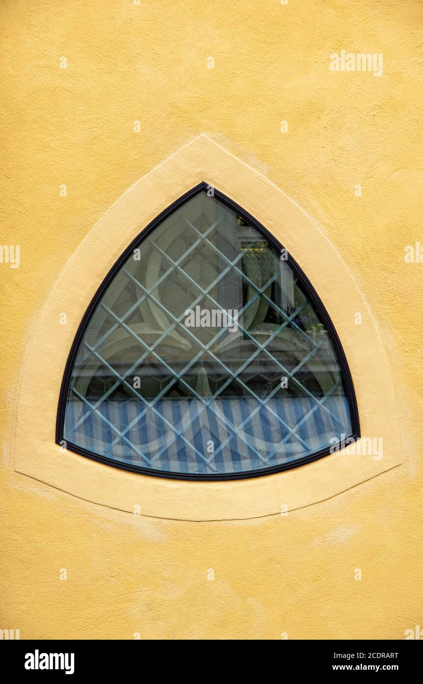 Architektonisches Detail, dreieckiges Fenster mit gotischem Tracery dahinter, Altstadt Freiburg im Breisgau, Baden-Württemberg, Deutschland. Stockfoto