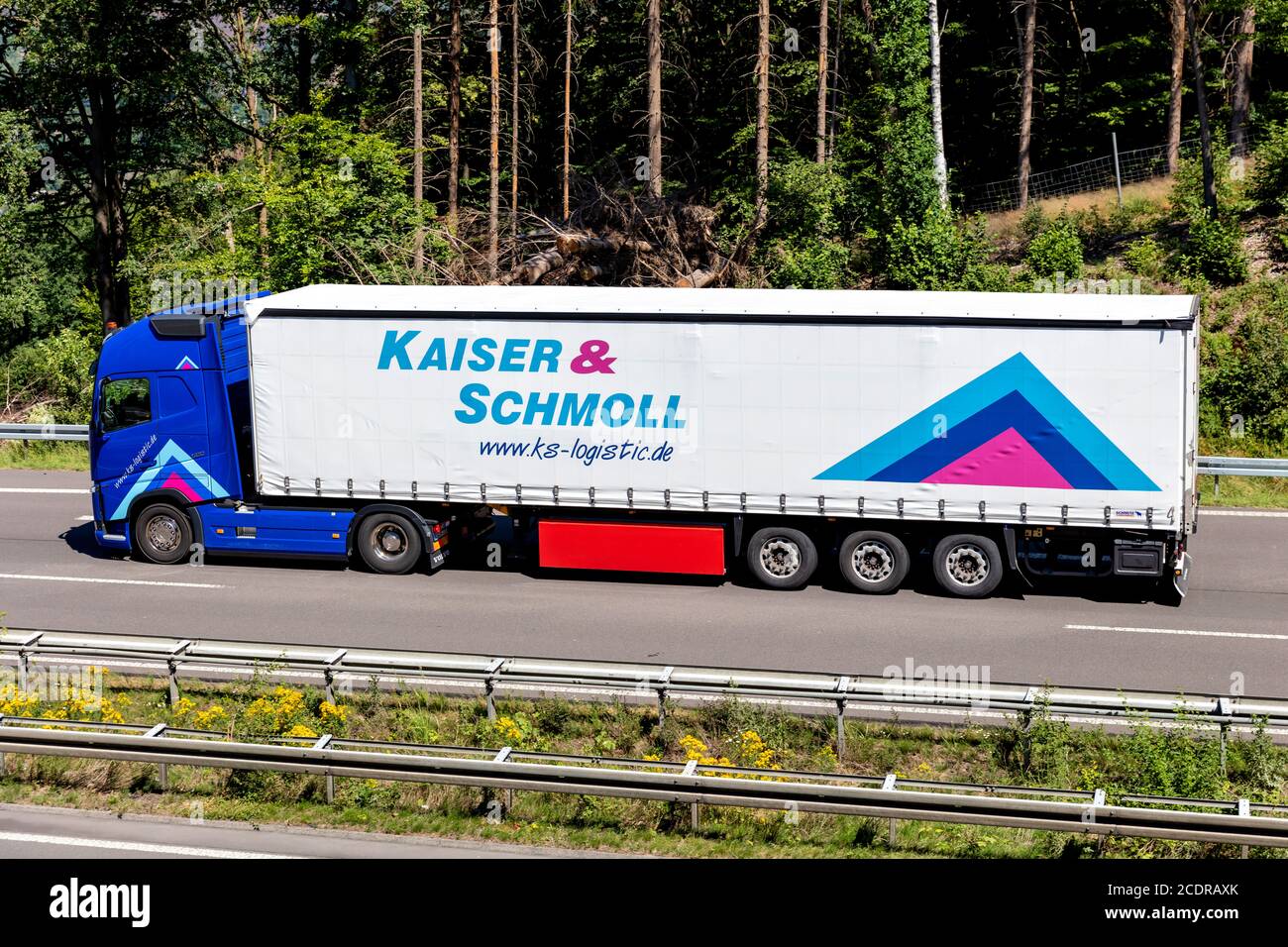 Kaiser & Schmoll Volvo FH LKW mit Curtainside Anhänger auf der Autobahn. Stockfoto