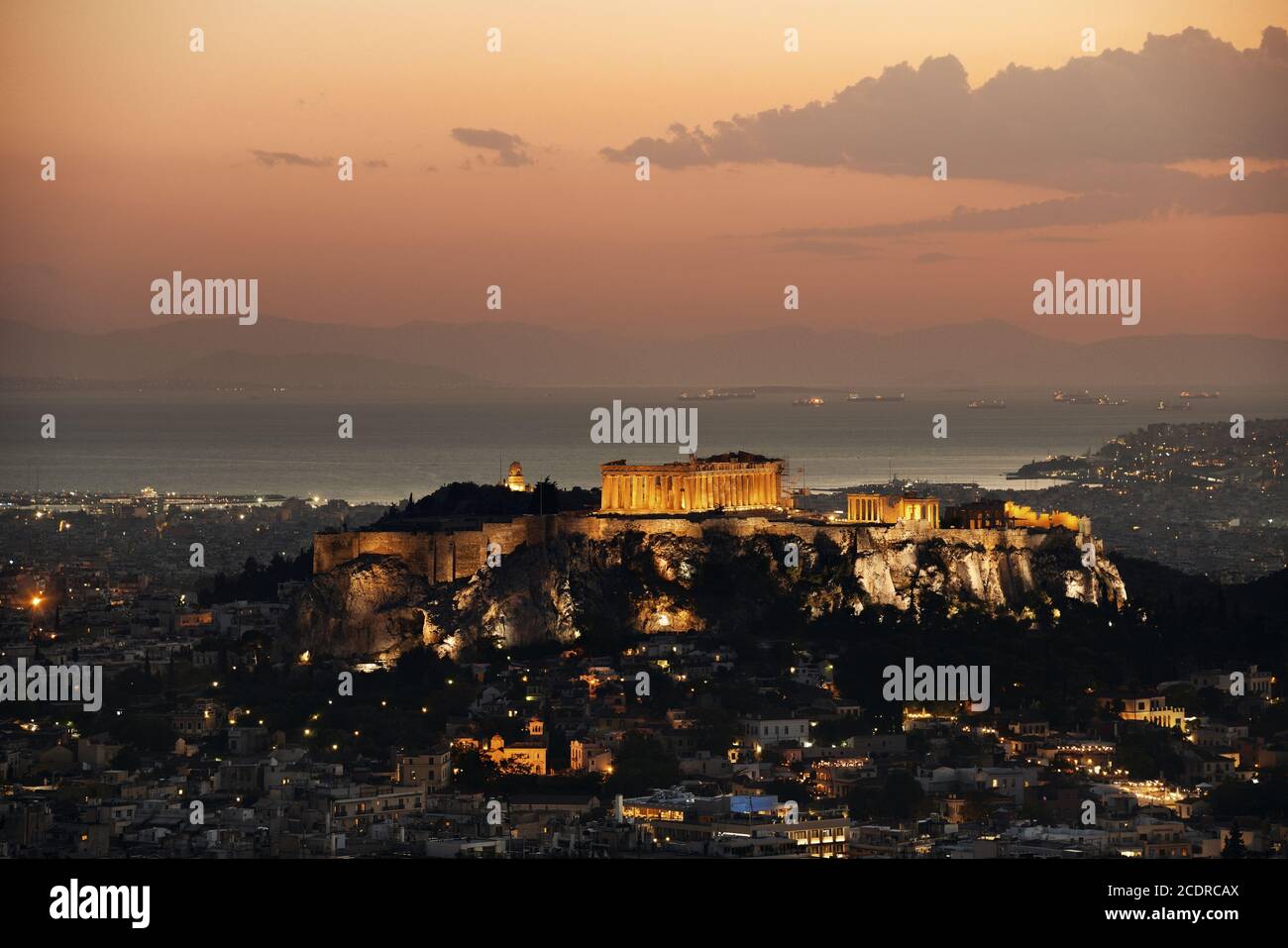 Athen Skyline Sonnenuntergang von Mt Lykavitos mit Akropolis, Griechenland gesehen. Stockfoto