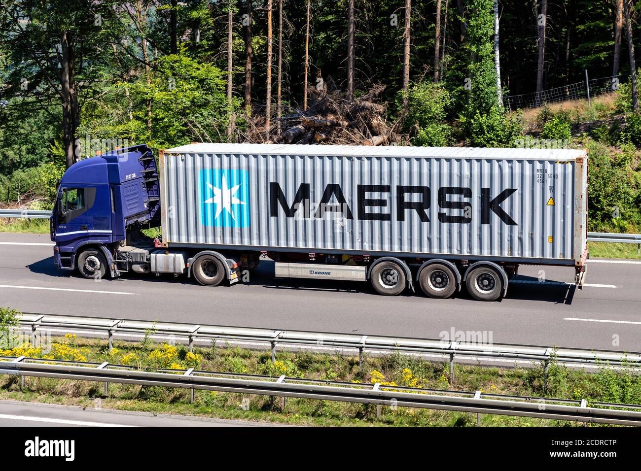 Iveco Stralis LKW mit Maersk Container auf Autobahn. Stockfoto