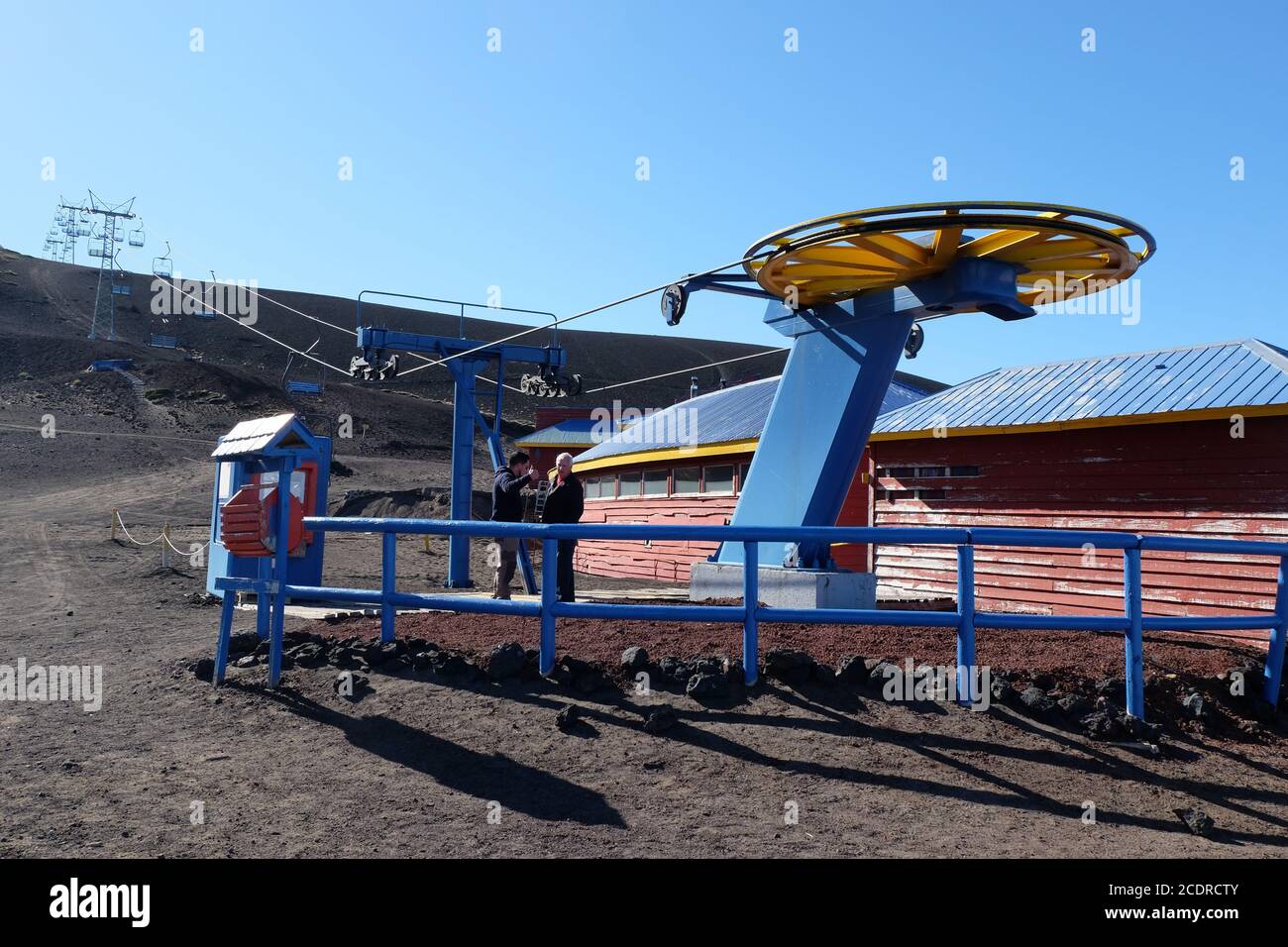 Skiliftfahrt über den Vulkan Osorno mit ausgedehnem Blick über Seen und Berge. Stockfoto