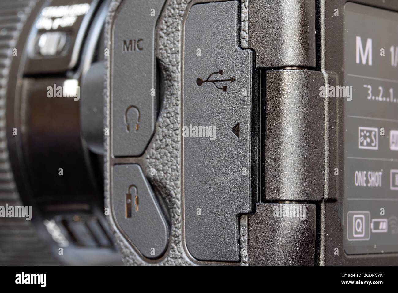 Eine geschlossene Türen an der Seite der Kamera, wo sich die Steckplätze für den Anschluss von Micro-USB, Mini-HDMI, Mikrofon, Headset und Fernbedienung. Stockfoto