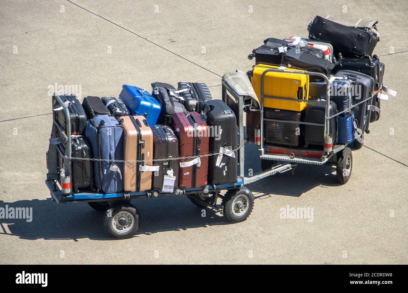 Mit Dem Koffer Zum Flughafen Last Minute www.alamy.de