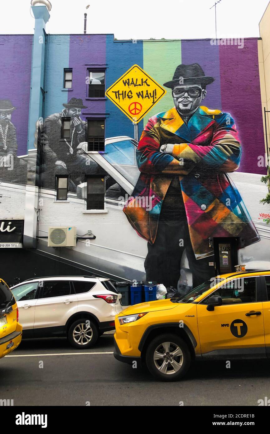 New York, Usa. August 2020. Ein Wandgemälde der Queens, New Yorker Hip-Hop-Legenden Run-DMC ist auf der Seite eines Gebäudes an der Ecke der 12th Street und Avenue A am 28. August 2020 zu sehen. Das Wandbild wurde vom brasilianischen Künstler Eduardo Kobra gemalt. (Foto: Samuel Rigelhaupt/Sipa USA) Quelle: SIPA USA/Alamy Live News Stockfoto