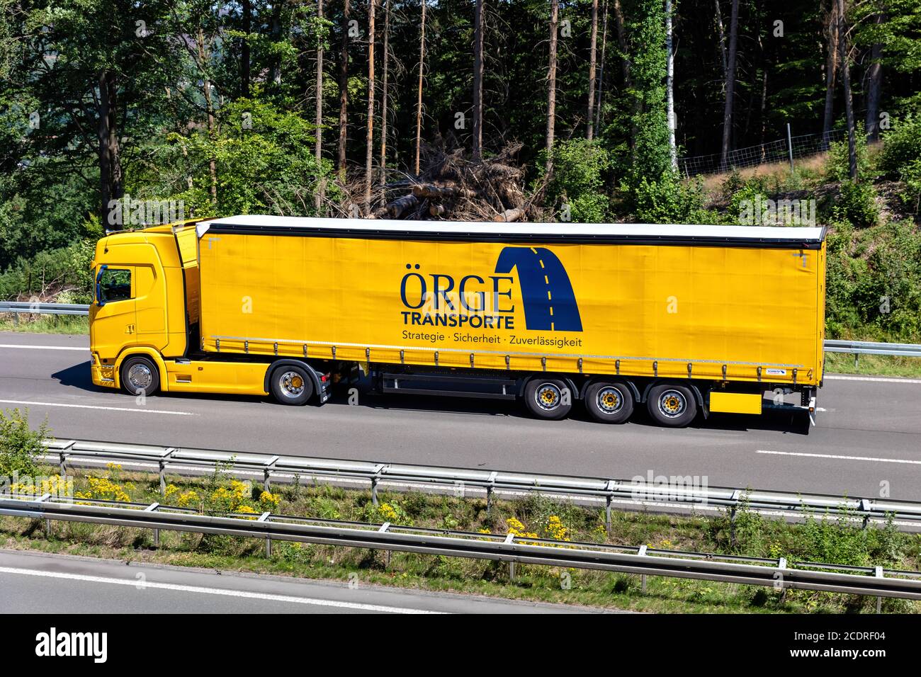 Örge Scania LKW mit Curtainside Anhänger auf der Autobahn. Stockfoto