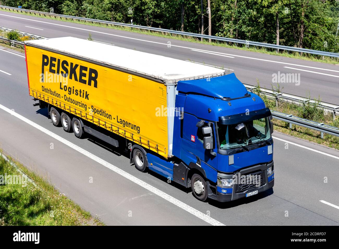 Peisker Renault LKW mit Curtainside Anhänger auf der Autobahn. Stockfoto