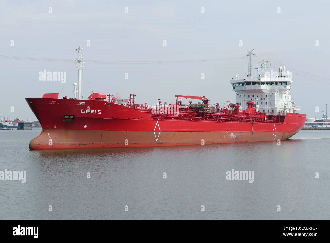 Der Tanker Doris wird am 1. August 2020 den Hafen von Emden verlassen. Stockfoto