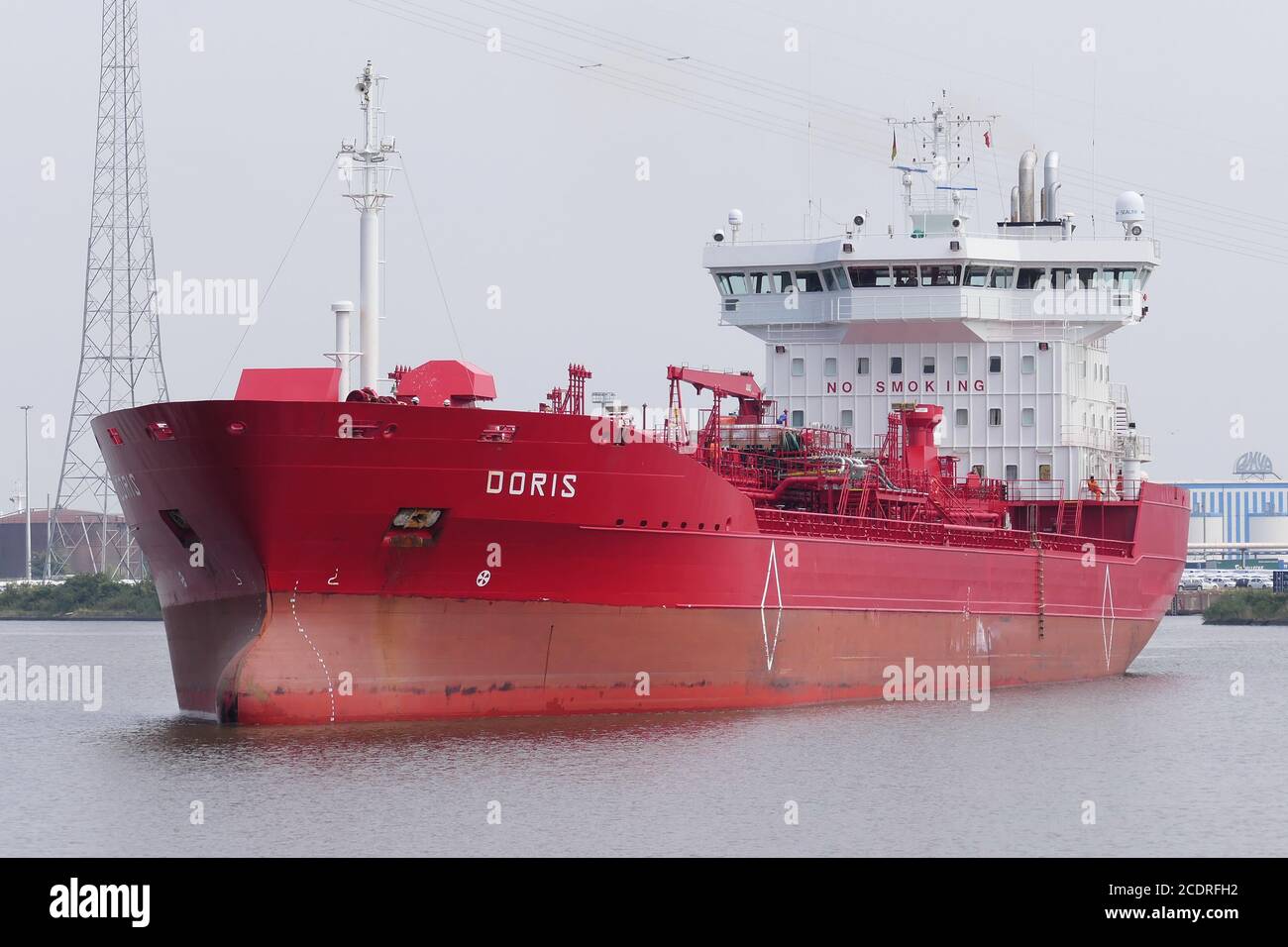 Der Tanker Doris wird am 1. August 2020 den Hafen von Emden verlassen. Stockfoto