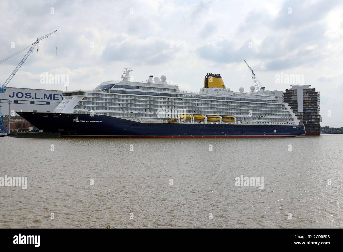 Das Kreuzfahrtschiff Spirit of Adventure liegt am 1. August 2020 vor der Meyer Werft in Papenburg. Stockfoto