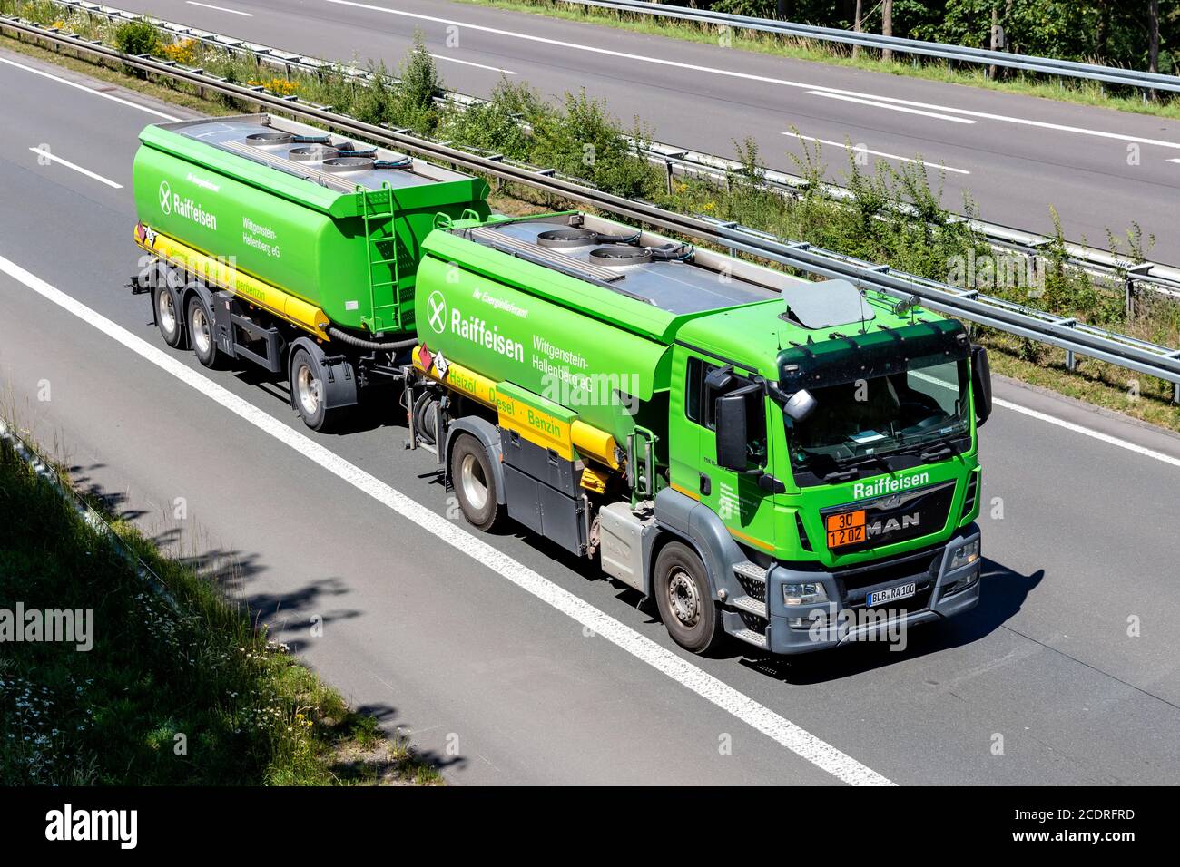 Raiffeisen MAN TGS Tankwagen auf der Autobahn. Stockfoto