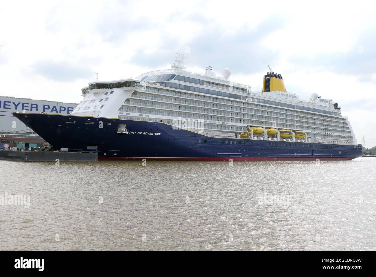 Das Kreuzfahrtschiff Spirit of Adventure liegt am 1. August 2020 vor der Meyer Werft in Papenburg. Stockfoto