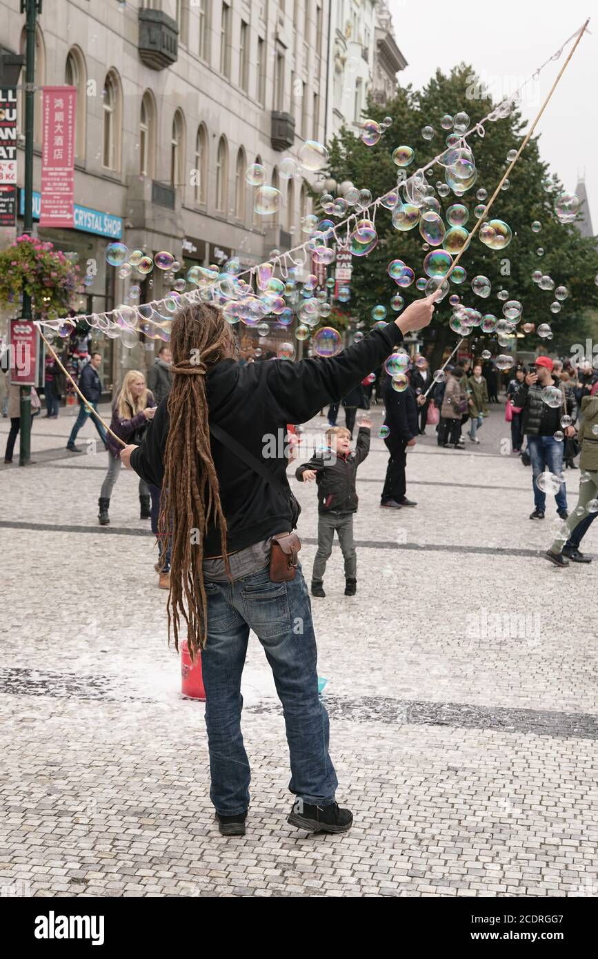 Straßenkünstler in der Prager Altstadt macht Seife Blasen Stockfoto