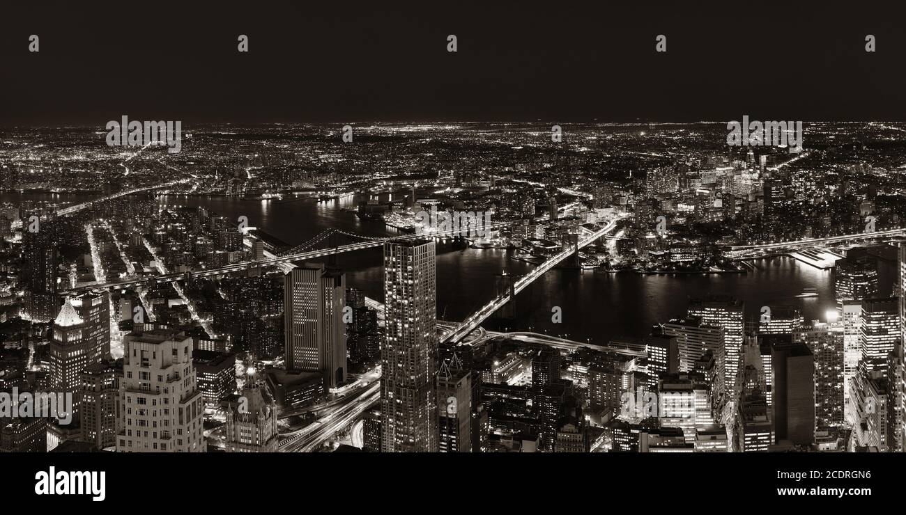 Auf dem Dach Nacht Panorama Ansicht von New York City Innenstadt mit urbanen Wolkenkratzer Stockfoto