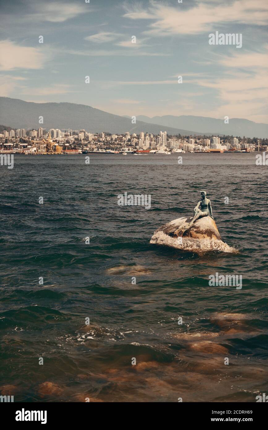 Mädchen in einem Neoprenanzug Skulptur im Meer in Vancouver, Kanada. Stockfoto