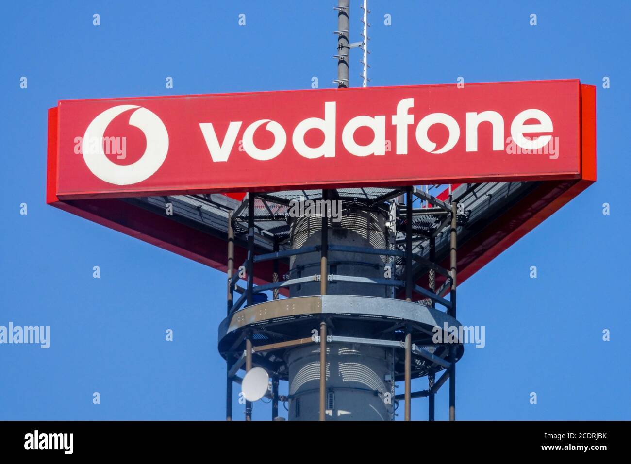Vodafone-Logo auf Mast Berlin Deutschland Vodafone-Zeichen, Werbung, Marke, Europa, Unternehmen Stockfoto