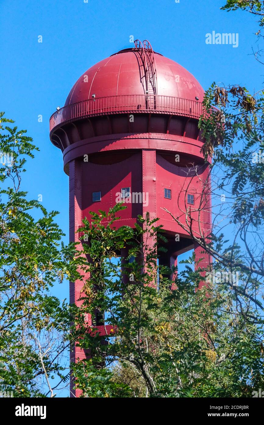 Historischer roter Wasserturm in Berlin Stockfoto