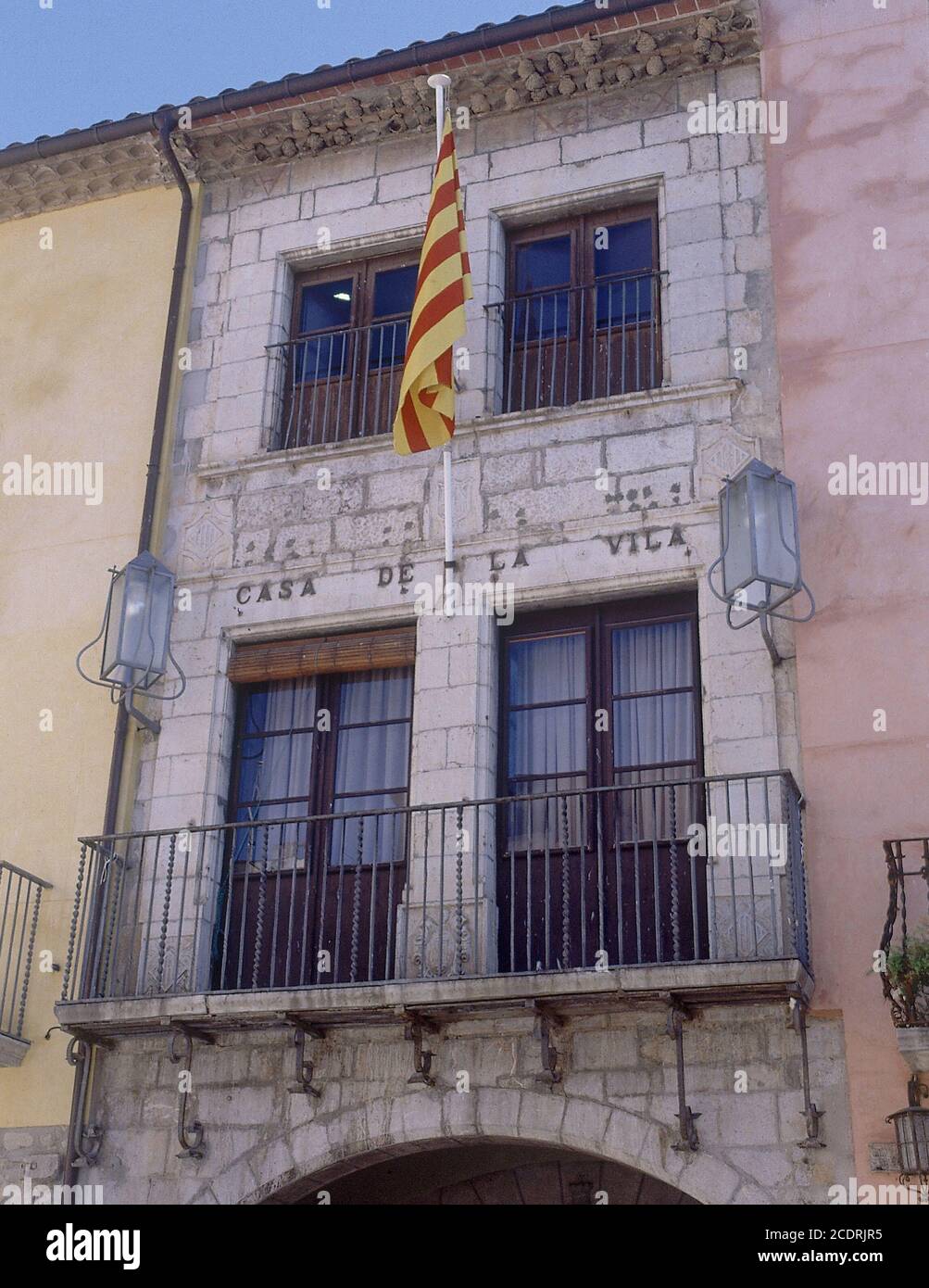 FACHADA DE LA CASA VILA CONSTRUIDA ENTRE LOS SIGLOS XV Y XVI Lage: AYUNTAMIENTO. TORROELLA DE MONTGRI. GERONA. SPANIEN. Stockfoto