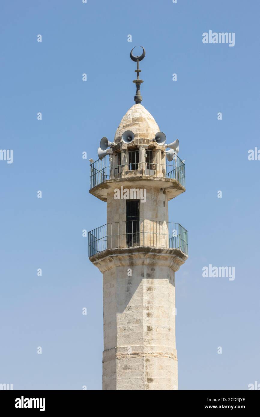 Abu Ghosh, Israel - 13. August 2020: Ein Minarett einer polygonalen Moschee im arabischen Dorf Abu Ghosh, Israel, an einem klaren Sommertag Stockfoto