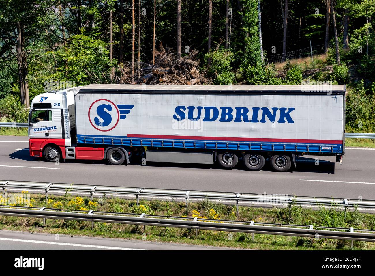 Sudbrink MAN TGX LKW mit Curtainside Anhänger auf der Autobahn. Stockfoto