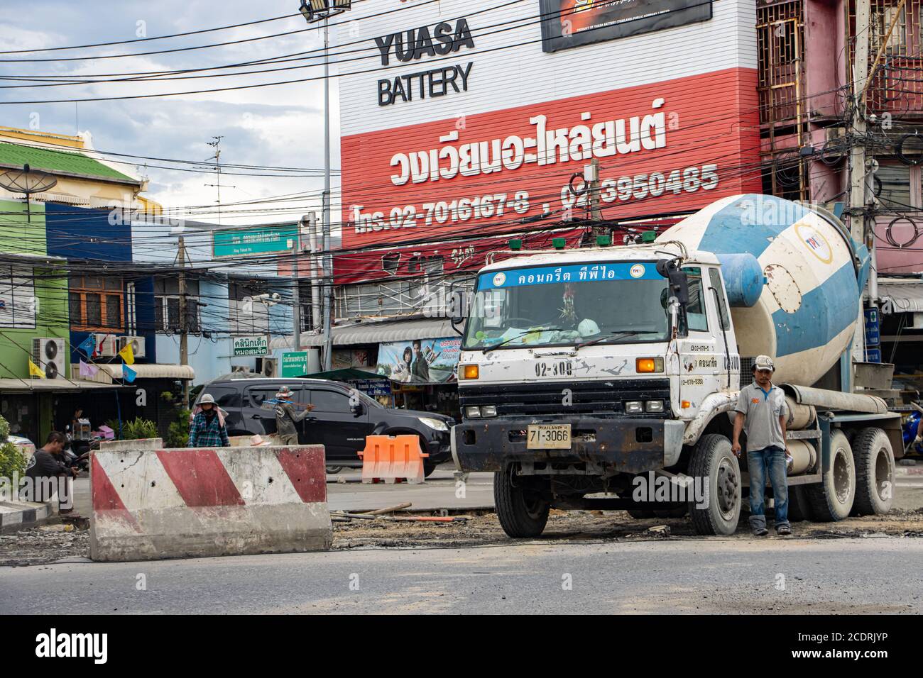 SAMUT PRAKAN, THAILAND, JULI 28 2020, EIN LKW mit Betonmischer steht auf einer rekonstruierten Straße in der Stadt. Stockfoto