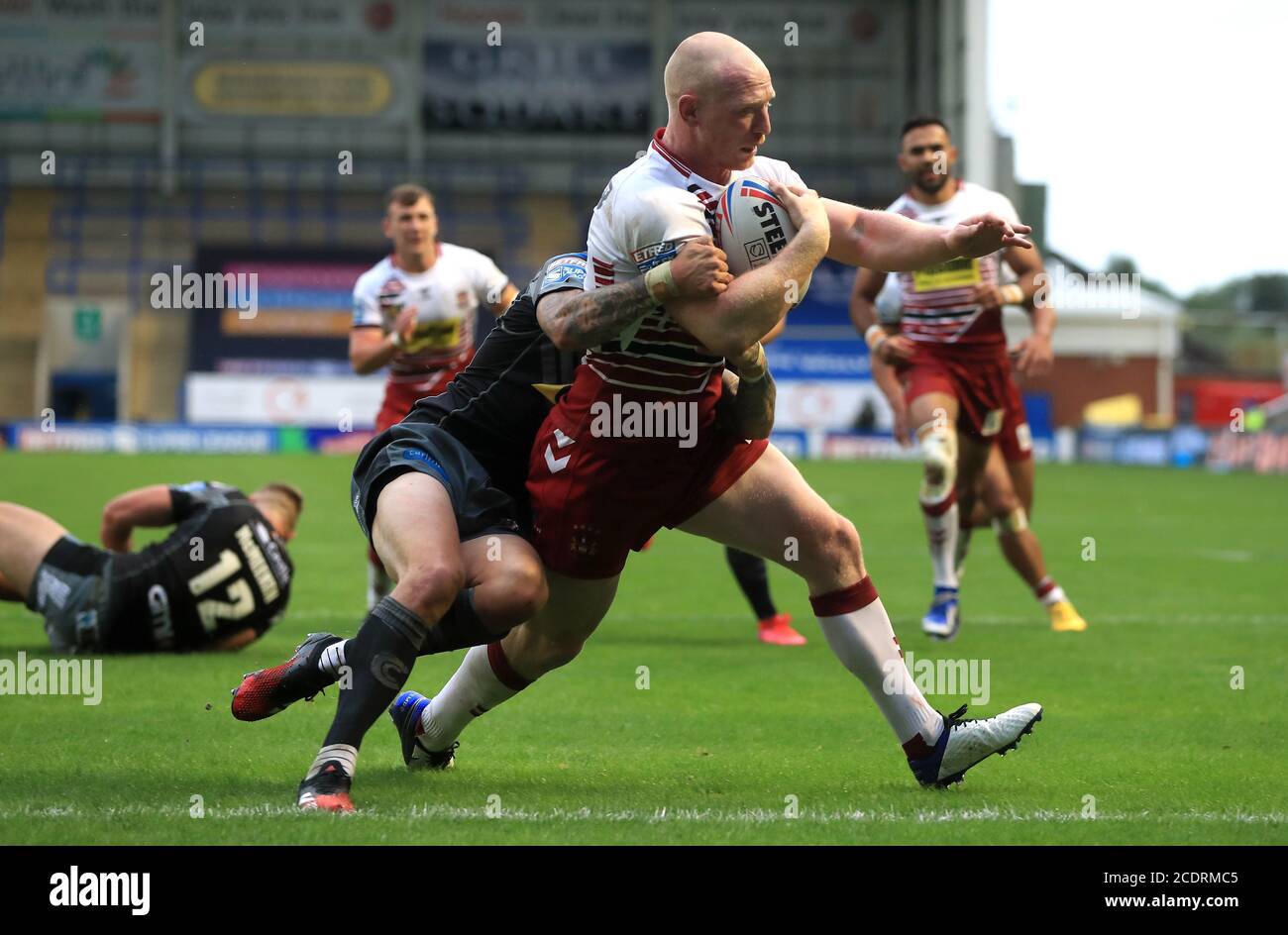 Liam Farrell von Wigan Warriors punktet beim Super League-Spiel im Halliwell Jones Stadium, Warrington, beim vierten Versuch seiner Seiten. Stockfoto