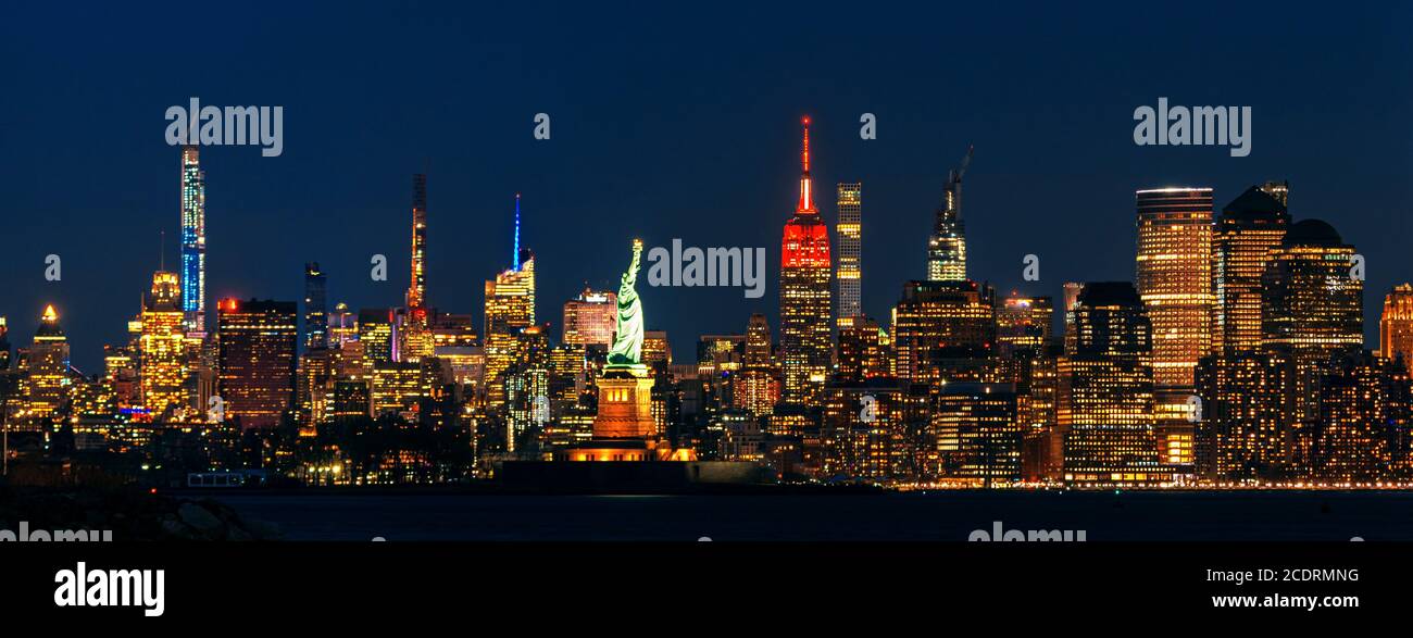 New York City Downtown Skyline bei Nacht mit Architektur Stockfoto