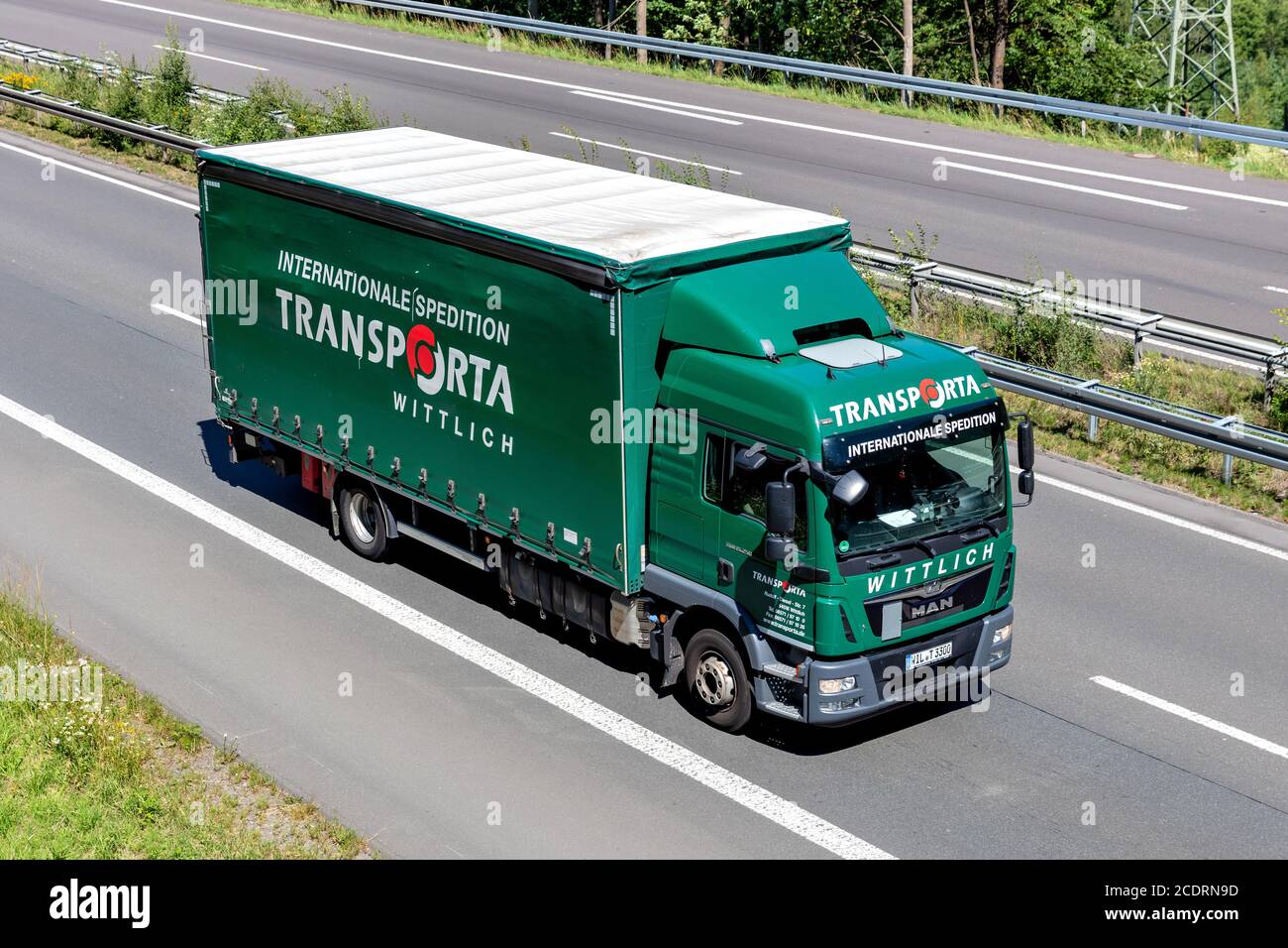 Transporta MAN TGM Curtainside Truck auf der Autobahn. Stockfoto