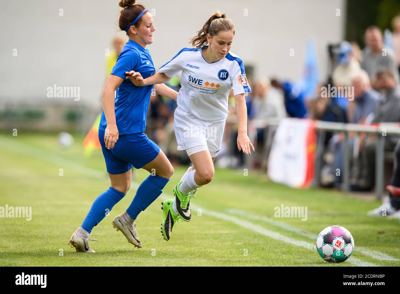 Lina-Marie Müller (KSC) im Duell mit Rabea Ronellenfitsch (Viernheim). GES/Fußball/Finale Bad FV Cup Women/TSV Amicitia Viernheim - Karlsruher SC, 29.08.2020 Fußball/Fußball: Damen Bad FV Cup Finale: Viernheim vs Karlsruhe, Ketsch, 29. August 2020 Stockfoto