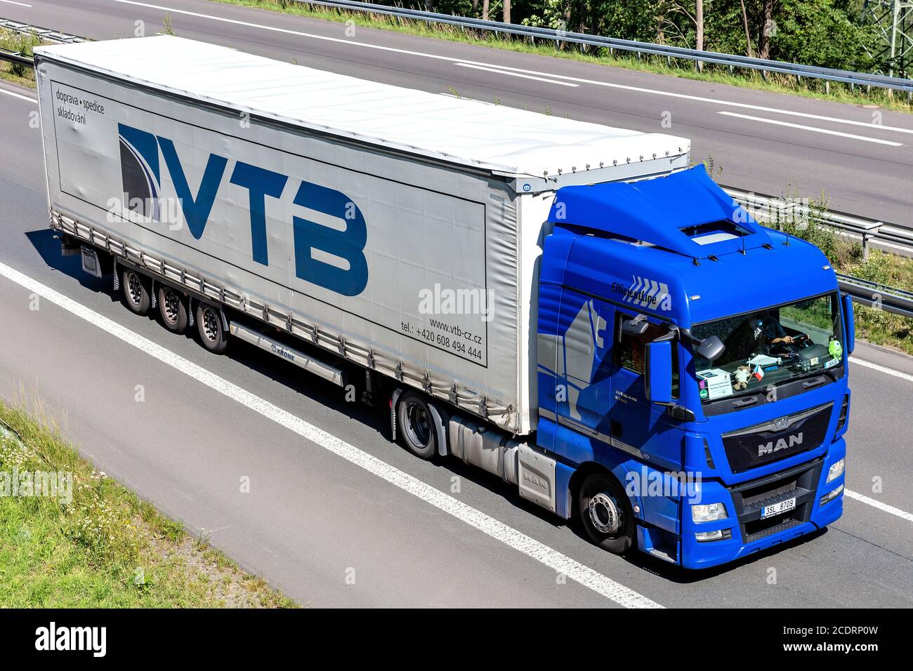 VTB MAN TGX LKW mit Curtainside Anhänger auf der Autobahn. Stockfoto