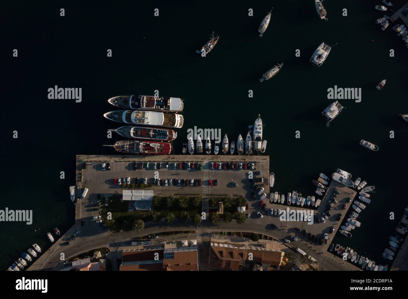 Eine Luftaufnahme von Booten, die im Hafen von Vela Luka auf der Insel Korcula in Kroatien festgemacht sind. Stockfoto