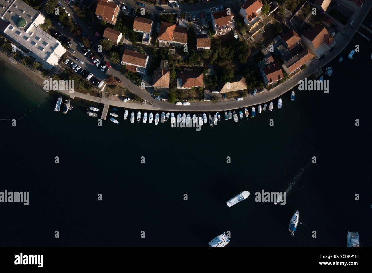 Eine Luftaufnahme von Booten, die im Hafen von Vela Luka auf der Insel Korcula in Kroatien festgemacht sind. Stockfoto
