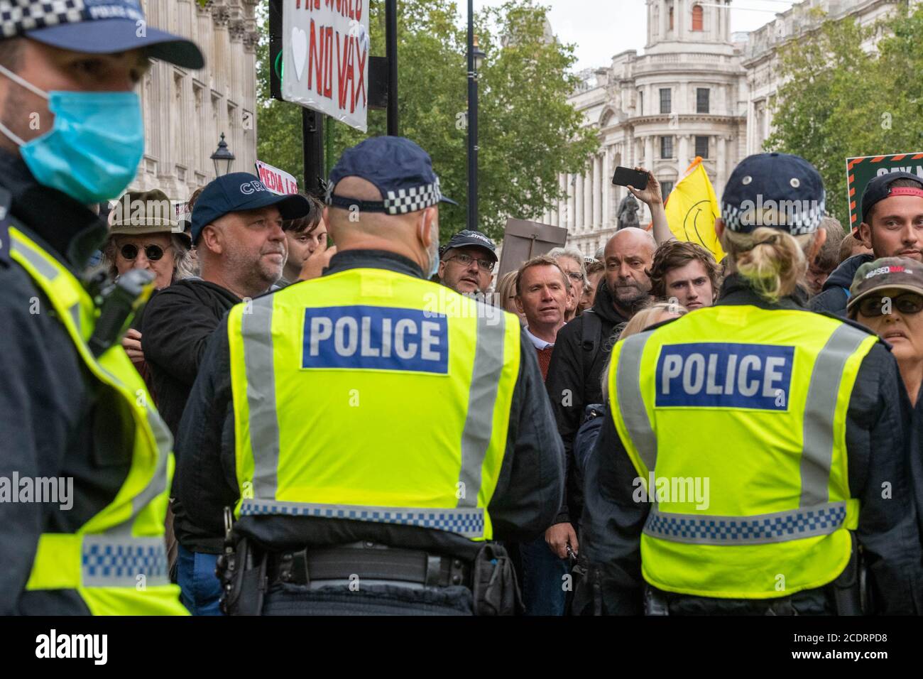 London, Großbritannien. August 2020. Eine große Polizeipräsenz bewachte die Downing Street vor dem großen Anti-Vaxx-Protest, der vom Trafalgar Square in London marschierte.Quelle: Ian Davidson/Alamy Live News Stockfoto