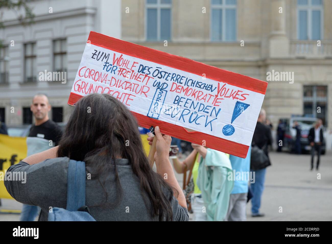 Wien, Österreich. August 2020. Demonstration der Gegner der Corona-Maßnahmen am Samstag, 29. August 2020 in Wien auf dem Karlsplatz. Quelle: Franz Perc / Alamy Live News Stockfoto