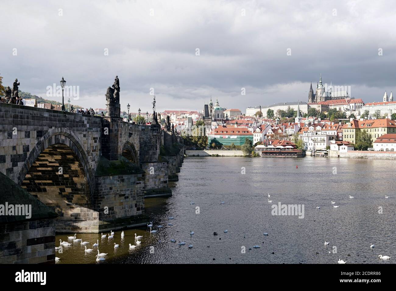 Karlsbrücke in Prag mit Blick auf die Kleinseite Stadt und das Burgviertel Stockfoto