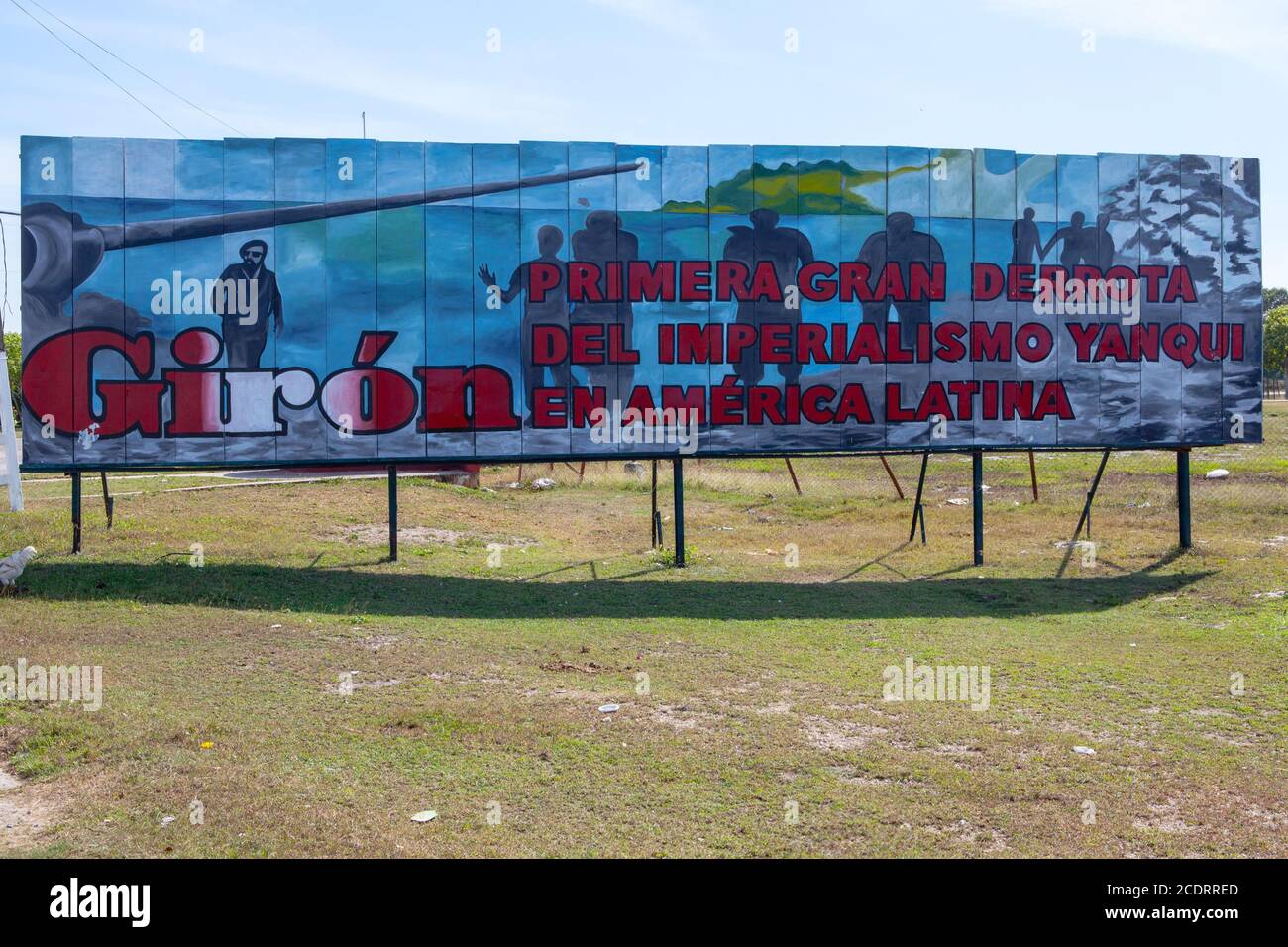 Playa Girón, Kuba, 16. Dezember 2016: Große Plakatwand in Giron mit Siegespropaganda /Schweinebucht. Stockfoto