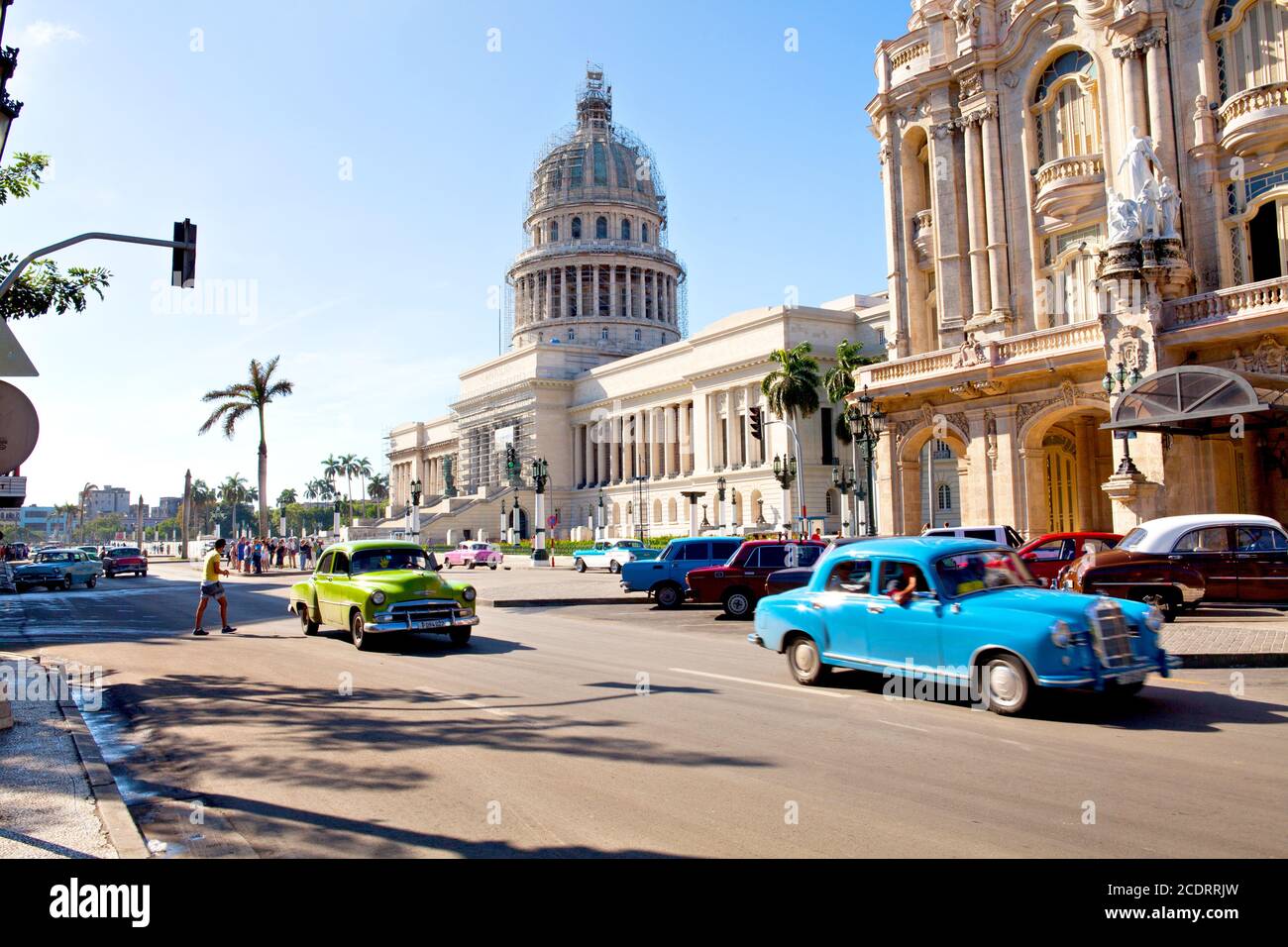 Verkehr vor dem Capitol in der Nähe des Central Park, Havanna, Kuba Stockfoto