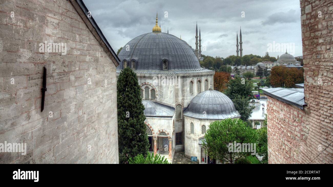 Istanbul türkische Leben auf der Straße an einem regnerischen Herbsttag Stockfoto