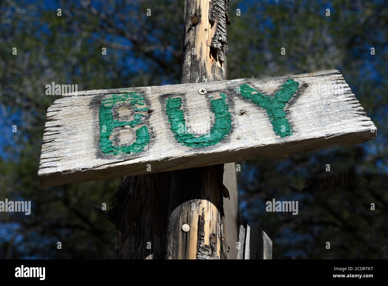 Ein handgemachtes Schild vor einem Geschäft in der Wüstenstadt Madrid, New Mexico. Stockfoto
