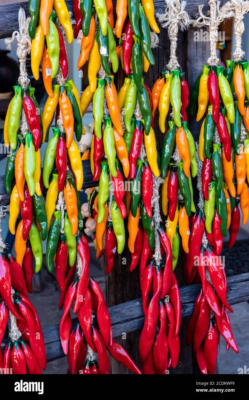 Dekorative Chili Peppers sind zum Verkauf in Santa Fe, New Mexico Stockfoto