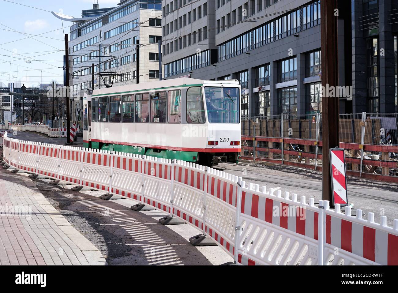Straßenbahn auf der Baustelle des Stadttunnels in Magdeburg Stockfoto