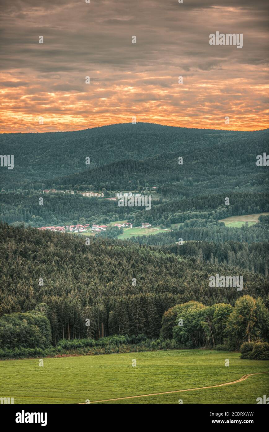 Wunderschöne Landschaft Sonnenuntergangsszene über deutschland Bayern Stockfoto