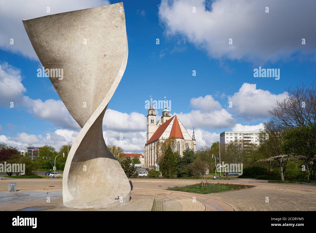 Flaggendenkmal und St. Johannis-Kirche am Ufer der Elbe in Magdeburg Stockfoto